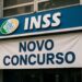 Fachada do INSS com faixa anunciando novo concurso devido a mais de 23 mil cargos vagos em 2026