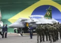 Militares em formação diante de aeronave da Aeronáutica com bandeira do Brasil ao fundo, representando novo edital autorizado com 489 vagas.