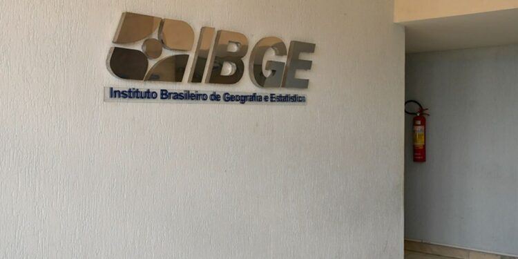Fachada interna do IBGE com logotipo do Instituto Brasileiro de Geografia e Estatística, órgão responsável pelo processo seletivo com prova aplicada neste domingo.