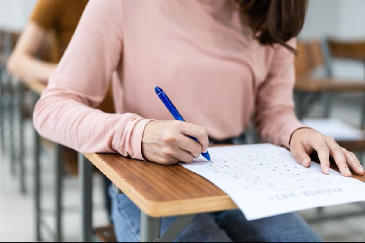 Como serão as provas do IBGE neste domingo (1º) Candidatos realizam prova objetiva em sala de aula durante aplicação do processo seletivo do IBGE neste domingo.