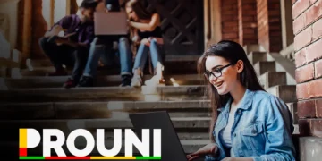 Estudante usando notebook com logo do Prouni ao lado, representando a divulgação do resultado da segunda chamada 2026.