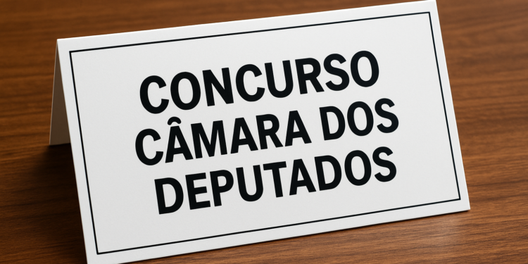 Placa escrita 'Concurso Câmara dos Deputados' sobre mesa de madeira.