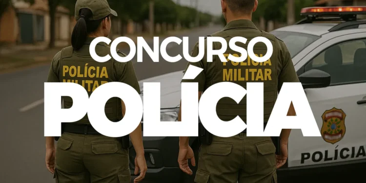Dois policiais militares de costas ao lado de viatura em rua arborizada.