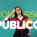 Mulher de óculos segura café e pastas escolares com fundo azul e palavras "Concurso Público".