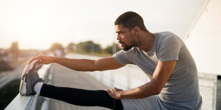 Homem se alongando.