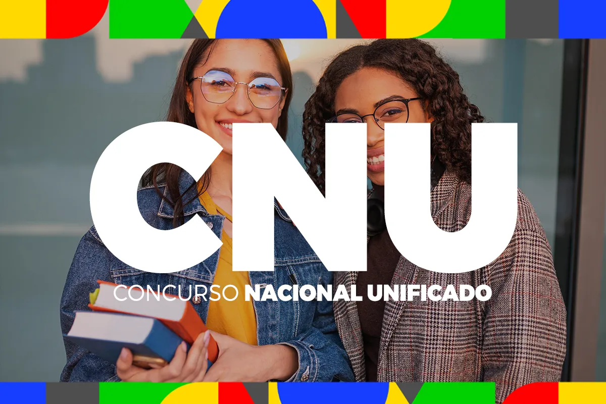 CNU 2ª edição — próximos passos após o resultado definitivo Duas jovens candidatas sorrindo com livros e sigla CNU do Concurso Nacional Unificado em destaque