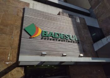 Fachada do prédio do Badesul com placa e logo em destaque