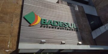 Fachada do prédio do Badesul com placa e logo em destaque