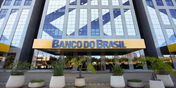 Fachada do edifício sede do Banco do Brasil com placa em destaque