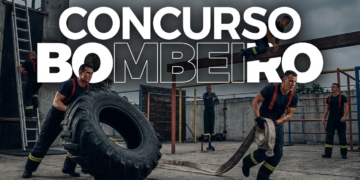 Bombeiros realizam exercícios intensos com pneu e mangueira em pátio de treinamento