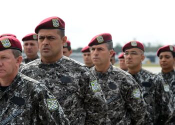 Grupo de militares fardados com boinas vermelhas representando o concurso ESA 2026