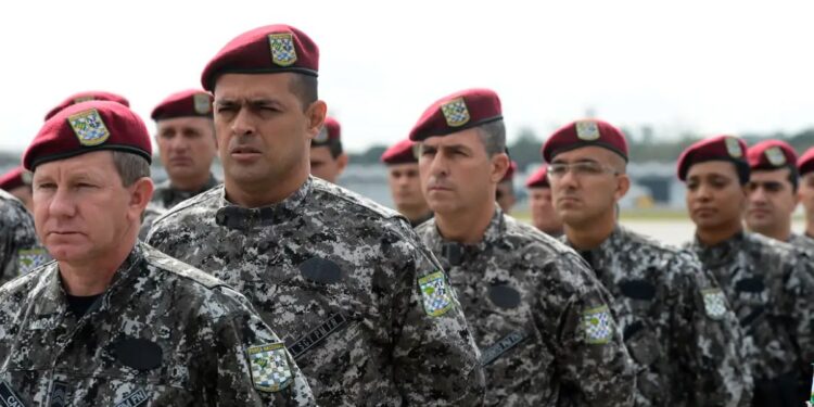 Grupo de militares fardados com boinas vermelhas representando o concurso ESA 2026