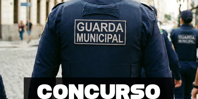 Guarda municipal de costas com uniforme azul e inscrição Guarda Municipal com texto Concurso Guarda Municipal