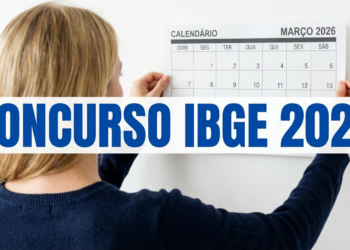 Mulher pendura calendário de março de 2026 na parede com destaque para concurso IBGE