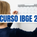 Mulher pendura calendário de março de 2026 na parede com destaque para concurso IBGE