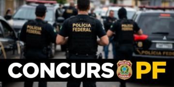 Agentes da Polícia Federal com coletes pretos patrulham rua entre viaturas oficiais