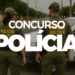 Dois policiais militares de costas com uniforme e viatura ao fundo com texto Concurso Polícia