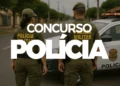 Dois policiais militares de costas ao lado de viatura
