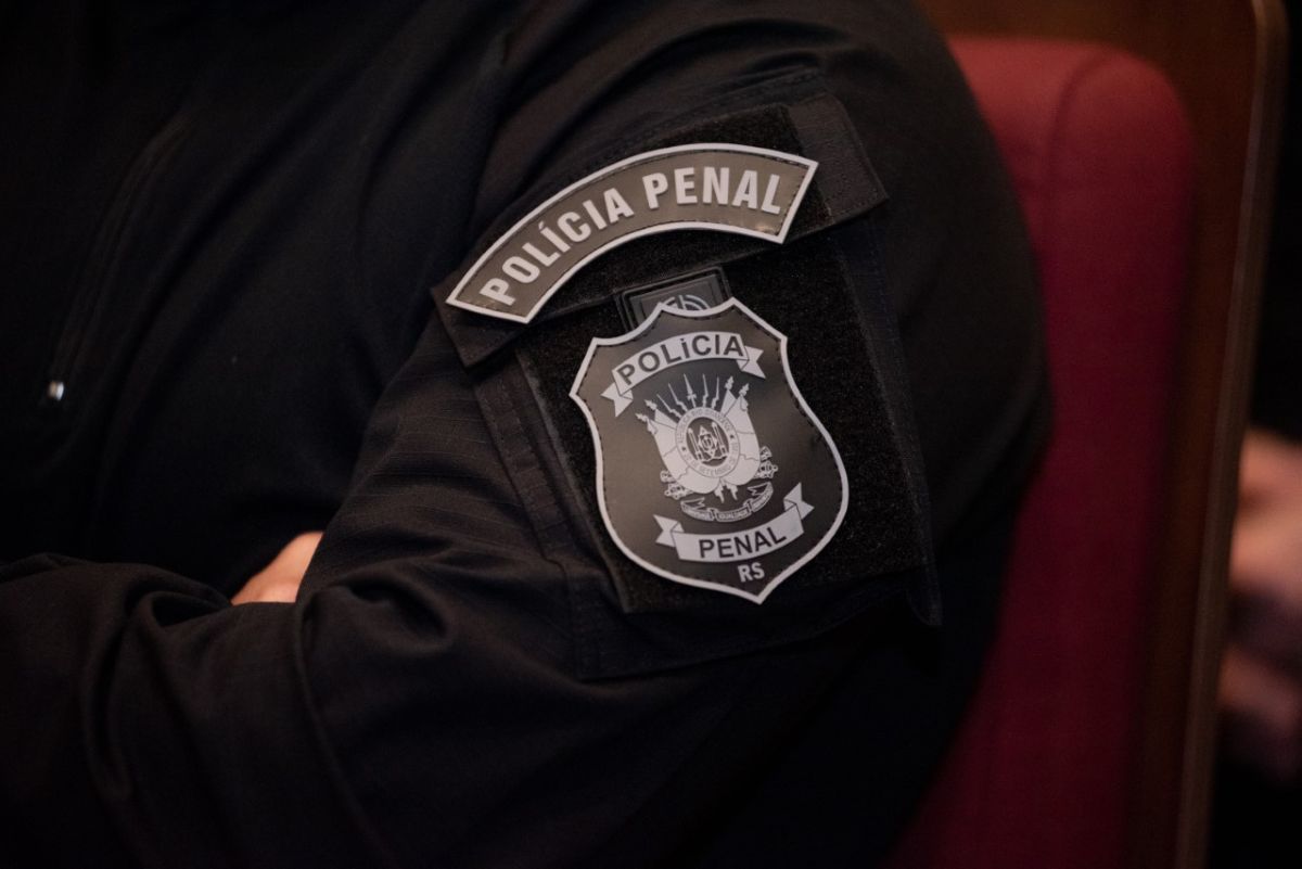 Concurso Polícia Penal RS: edital pode ser publicado em breve Imagem do uniforme de um agente da Polícia Penal do Rio Grande do Sul com o brasão da instituição no braço, representando o concurso da Polícia Penal RS que pode ter edital publicado em breve.