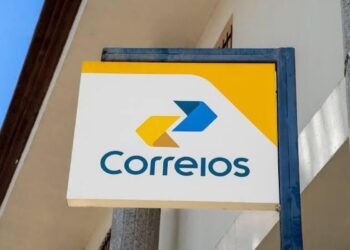 Placa dos Correios fixada em fachada de agência