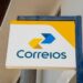 Placa dos Correios fixada em fachada de agência