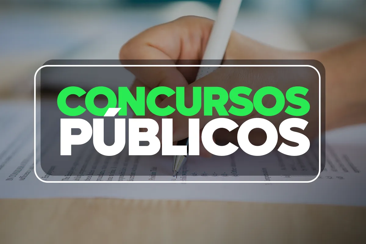Dicas para garantir a inscrição em concursos públicos e aumentar as chances Mão escrevendo em documento com texto Concursos Públicos sobreposto
