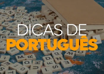 Peças de madeira de um jogo de palavras espalhadas sobre uma mesa azul, com um livro aberto ao lado e o texto "Dicas de Português" sobreposto.