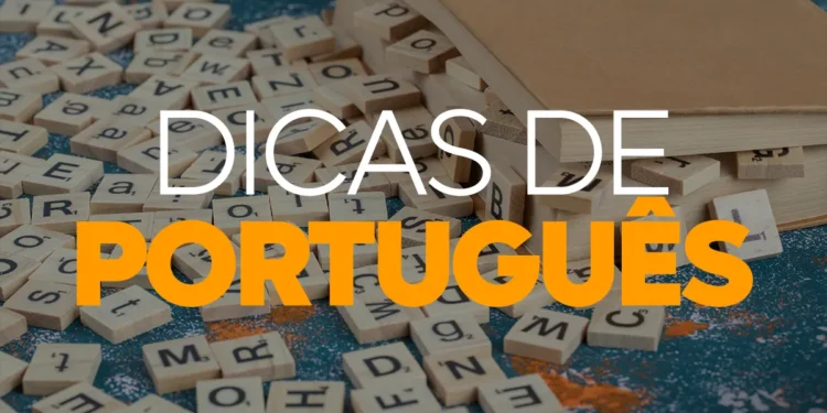 Peças de madeira de um jogo de palavras espalhadas sobre uma mesa azul, com um livro aberto ao lado e o texto "Dicas de Português" sobreposto.