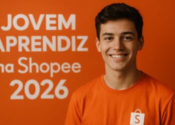 Jovem sorrindo com camiseta da Shopee ao lado do texto Jovem Aprendiz na Shopee 2026