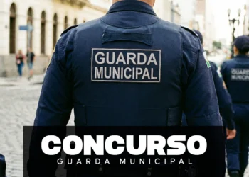 Guardas municipais de costas em patrulha com texto Concurso Guarda Municipal em destaque