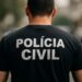 Policial de costas com camiseta preta escrito Polícia Civil representando concurso PC RN