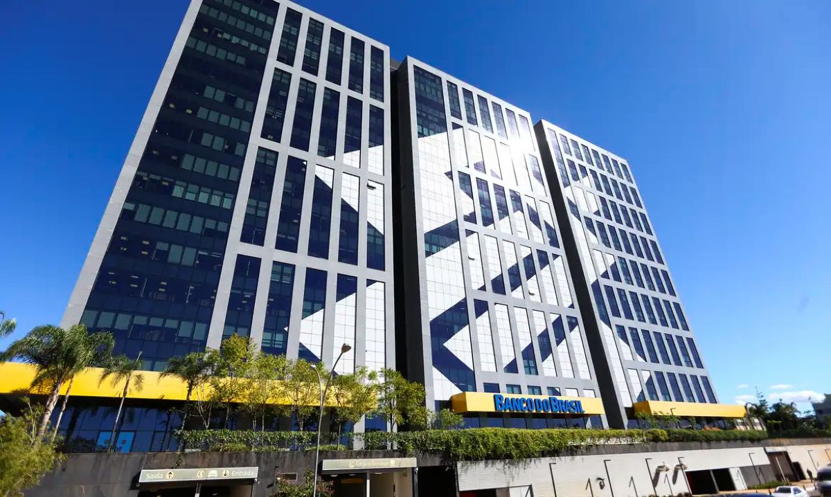 O que esperar a partir de agora do concurso do Banco do Brasil (BBTS) ? Edifício do Banco do Brasil visto de fora com fachada moderna e céu azul ao fundo