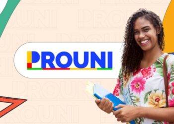 Jovem universitária sorrindo com livros ao lado da logomarca do Prouni — lista de espera do Prouni divulgada pelo MEC 2026