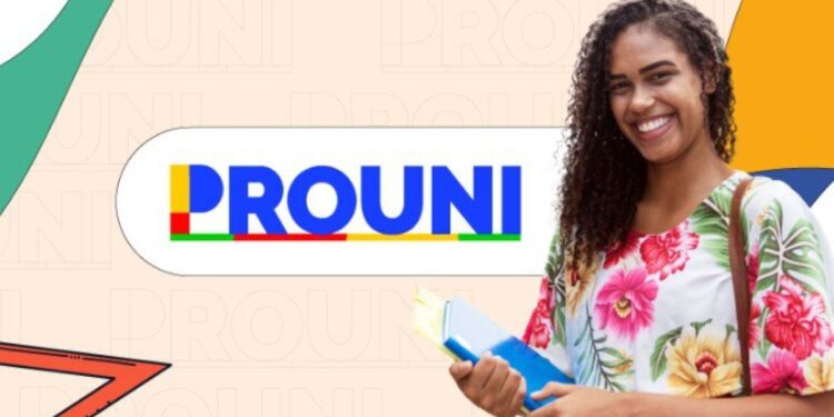 Jovem universitária sorrindo com livros ao lado da logomarca do Prouni — lista de espera do Prouni divulgada pelo MEC 2026