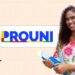 Jovem universitária sorrindo com livros ao lado da logomarca do Prouni — lista de espera do Prouni divulgada pelo MEC 2026