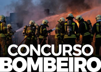 Bombeiros com equipamentos de proteção e cilindros de oxigênio direcionam mangueiras contra chamas em cenário de incêndio