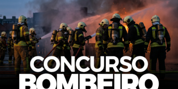 Bombeiros com equipamentos de proteção e cilindros de oxigênio direcionam mangueiras contra chamas em cenário de incêndio