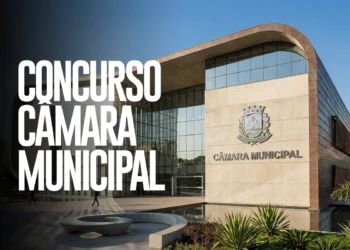 Prédio moderno da Câmara Municipal com fachada de vidro e concreto, brasão institucional e texto "Câmara Municipal"