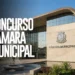 Prédio moderno da Câmara Municipal com fachada de vidro e concreto, brasão institucional e texto "Câmara Municipal"