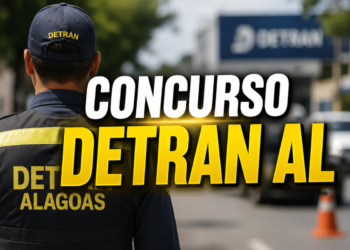 Agente do DETRAN Alagoas de costas usando uniforme azul-marinho, boné institucional e faixa refletiva amarela