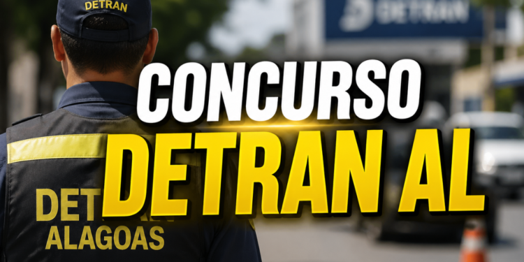 Agente do DETRAN Alagoas de costas usando uniforme azul-marinho, boné institucional e faixa refletiva amarela