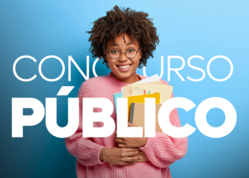 Jovem negra de óculos e suéter rosa abraça livros e documentos com texto "Concurso Público" ao fundo azul