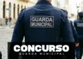 Agente da guarda municipal de costas com uniforme oficial durante patrulhamento urbano