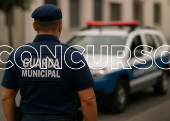 Guarda municipal de costas com farda azul e viatura ao fundo com texto concurso em destaque