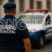 Guarda municipal de costas com farda azul e viatura ao fundo com texto concurso em destaque