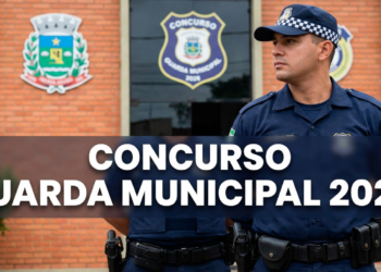 Guarda municipal fardado com boné xadrez à frente de prédio com brasões e texto Concurso Guarda Municipal 2026