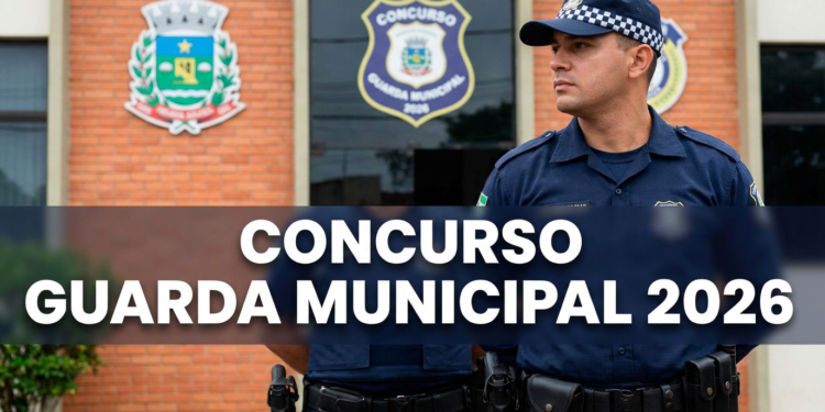 Guarda municipal fardado com boné xadrez à frente de prédio com brasões e texto Concurso Guarda Municipal 2026
