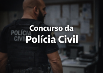 Policial Civil em ambiente de investigação representando concurso da Polícia Civil da Bahia
