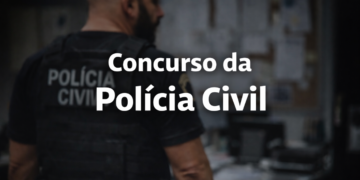 Policial Civil em ambiente de investigação representando concurso da Polícia Civil da Bahia