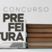 Notebook prateado e pilha de 6 livros com texto "Concurso Prefeitura" em cinza sobre fundo neutro